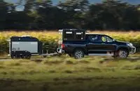 Auto met dogit hondenaanhanger