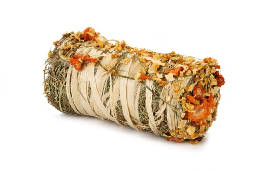 Beeztees hooibaal met groente - knaagdierensnack - 16x8 cm