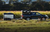 Auto met dogit hondenaanhanger