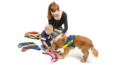 Hond, vrouw en kin spelen op de grond