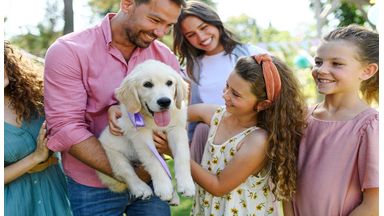 Puppy met gezin om zich heen