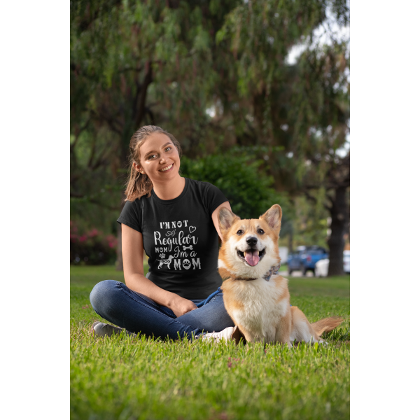 T-shirt Dames - I'm not a regular mom i'm a dog mom | Shirts